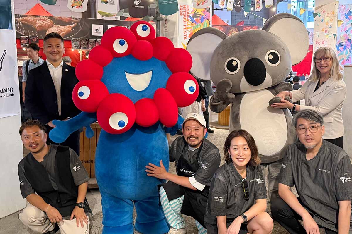 会場を訪れたミャクミャクやココとイベント関係者ら（2026年6月5日撮影・大阪市北区）
