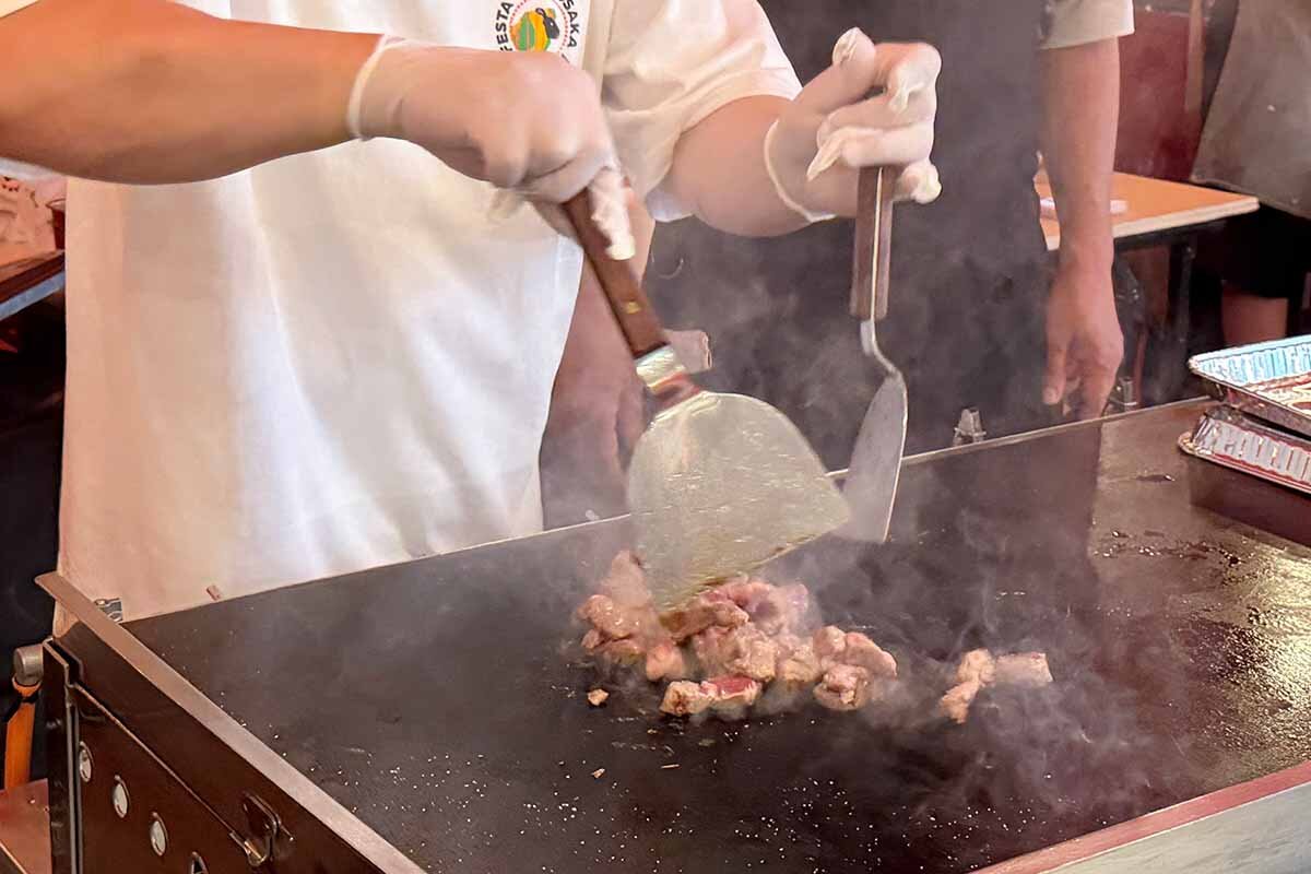 会場にはラム肉を焼く香りが漂い、活気があふれていました（2026年6月5日撮影・大阪市北区）
