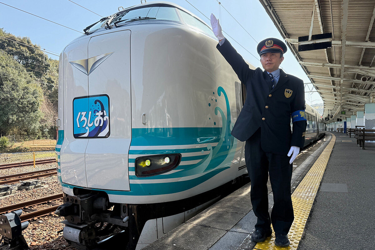 「駅長体験」の重要な仕事、ホームでの列車の出発合図（イメージ）