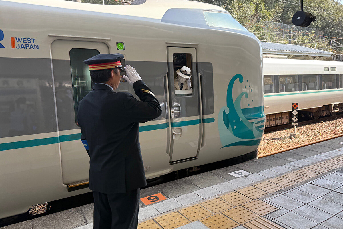 車掌に敬礼する1日駅長（イメージ）