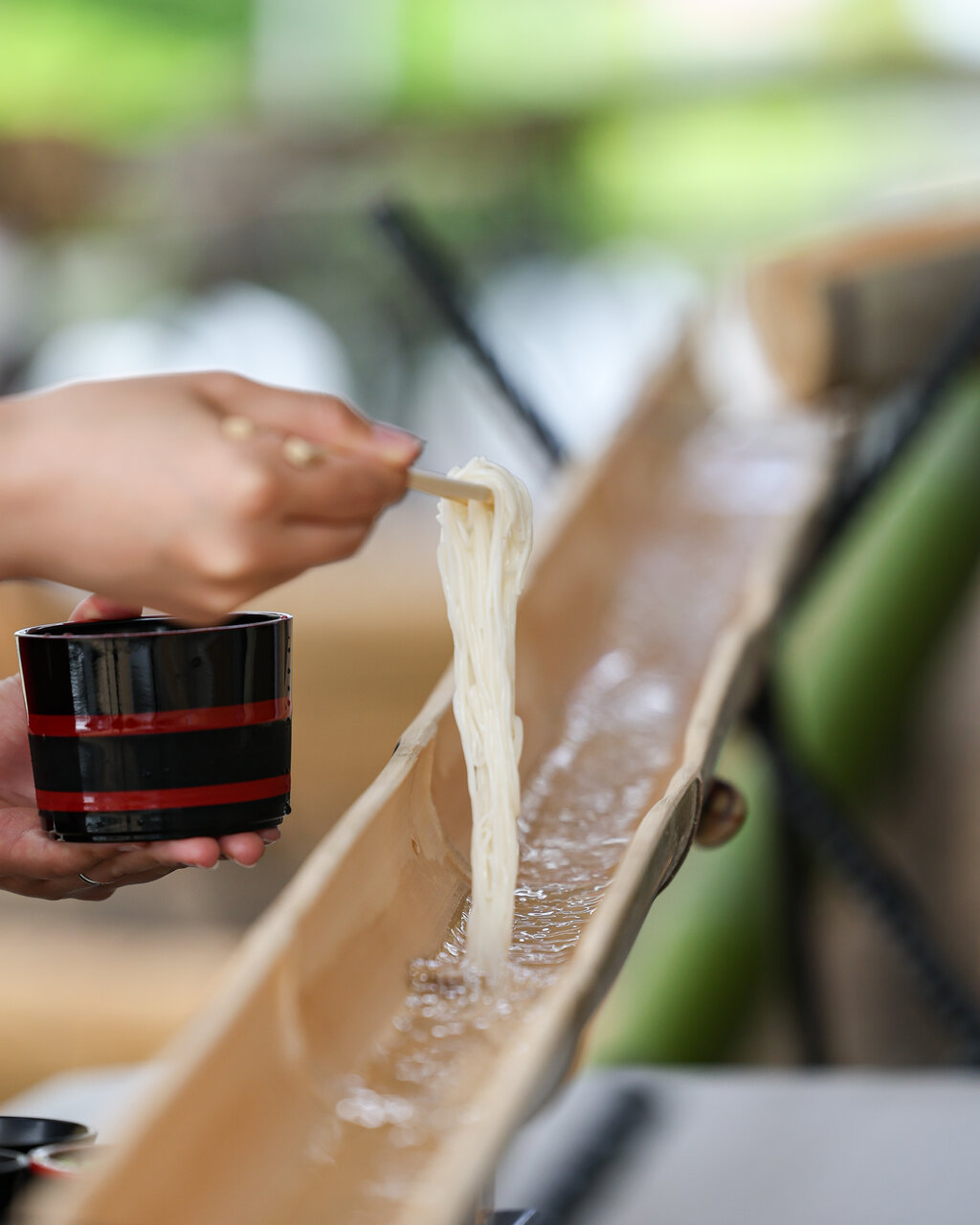 「そうめん処いさむ」（奈良県桜井市）の流しそうめん