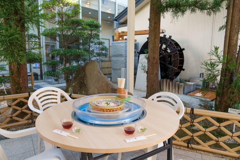 「揖保乃糸資料館 そうめんの里」（兵庫県たつの市）のそうめん流し