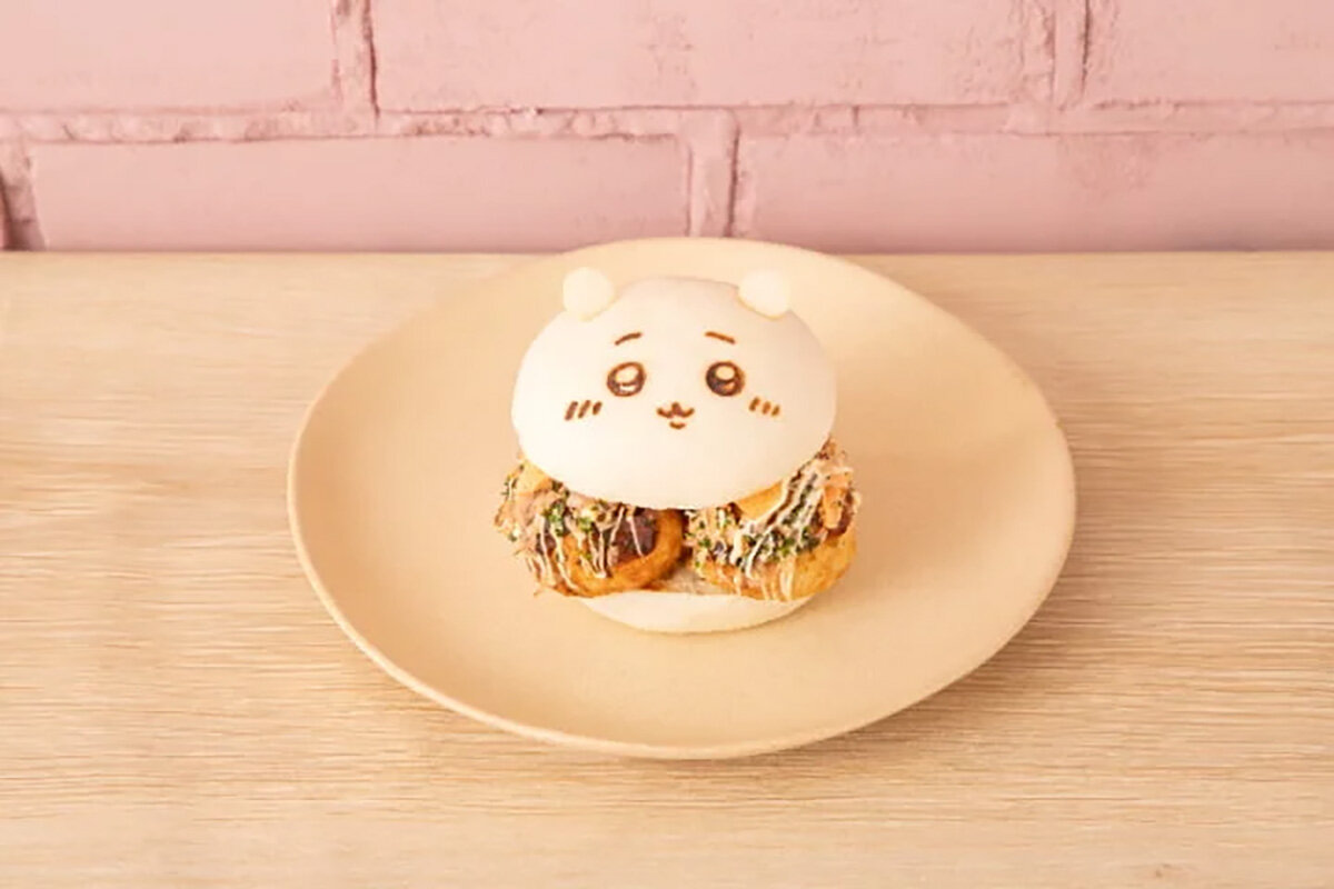 たこやきと砕いたたこせんをサンドした、大阪限定メニュー「ちいかわたこせんバーガー」（670円）