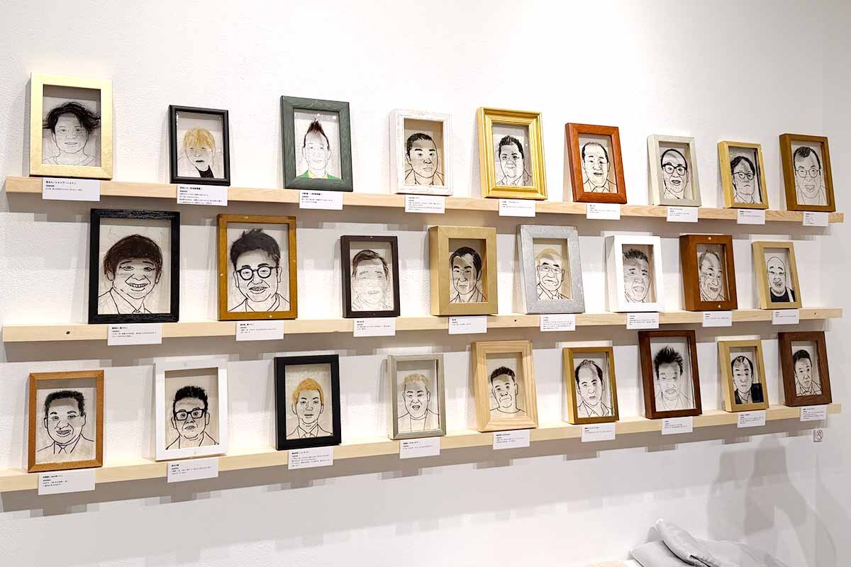 銀シャリ・鰻が制作したアート作品には重鎮から若手まで幅広い芸人の似顔絵が並ぶ（大阪市中央区、2026年6月8日）