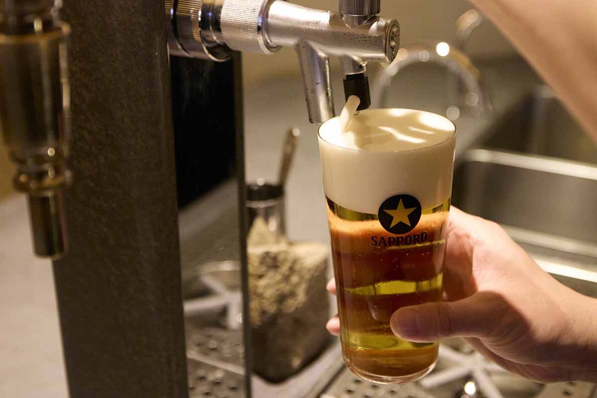泡がヨコから出てきてきめ細やかな泡の層が作れる特殊なビールサーバー