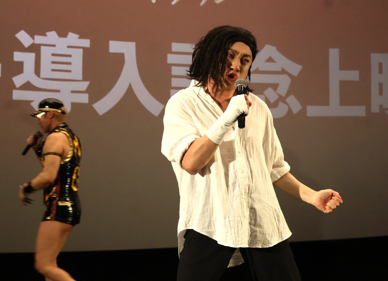 「マイケルあるある言いたいネタ」を披露するレイザーラモンHGさん（６月10日、京都市中京区）