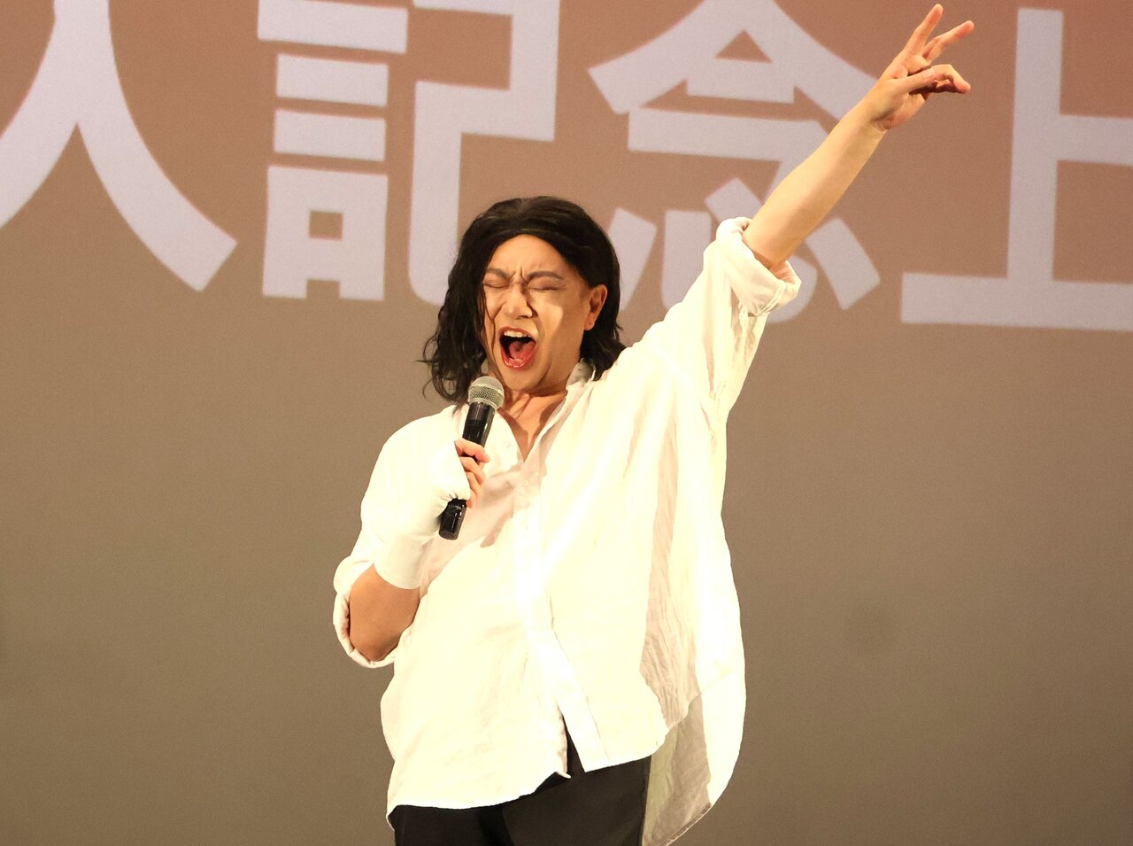 「ブラック・オア・ホワイト」のポーズをするレイザーラモンHGさん（６月10日、京都市中京区）