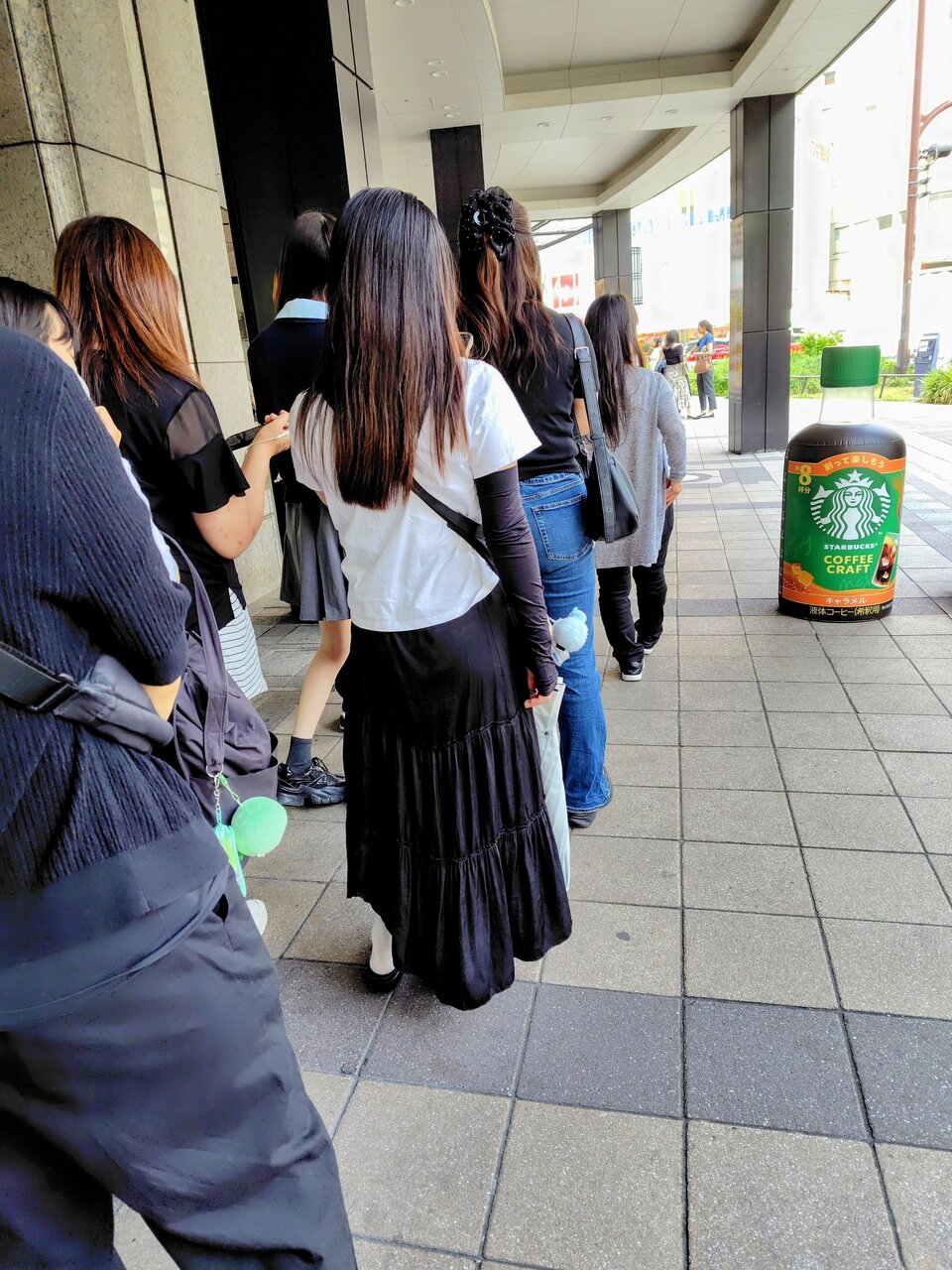 試飲のためにできた長い行列（６月11日、大阪市北区）