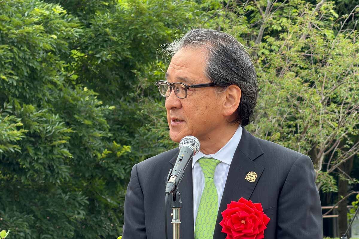 「泉佐野市のみなさまに愛される存在になることを願います」と話す石毛博行事務総長（泉佐野丘陵緑地・2026年6月）
