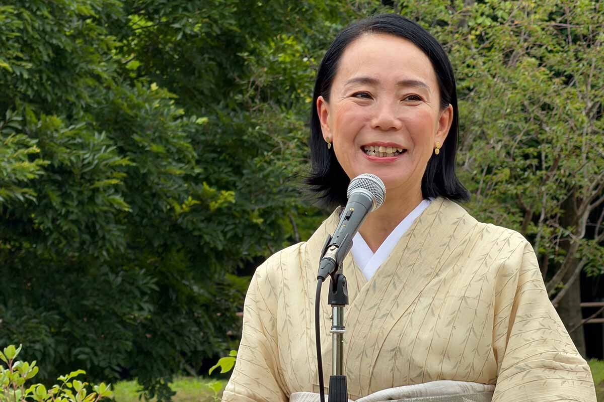 イチョウの木の移植が終わりホッとした表情の河瀨直美監督（泉佐野丘陵緑地・2026年6月）