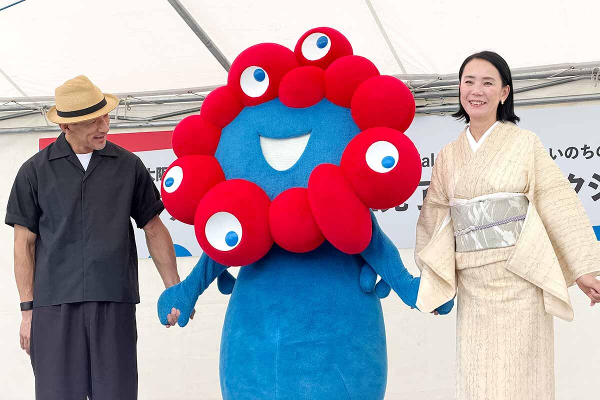 中田英寿氏（左）と河瀬直美氏のトークショー後にサプライズ登場したミャクミャク（泉佐野丘陵緑地・2026年6月）