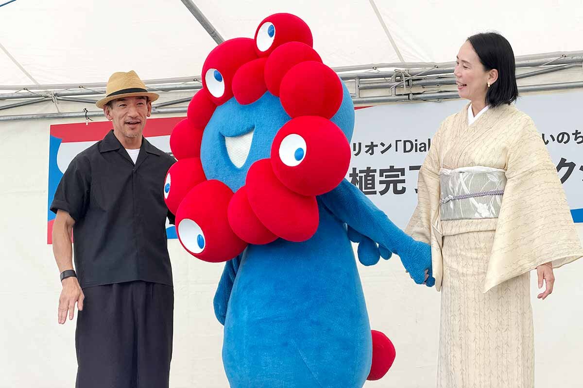 ミャクミャクの登場にテンションが上がる中田英寿氏（左）と河瀬直美氏（泉佐野丘陵緑地・2026年6月）