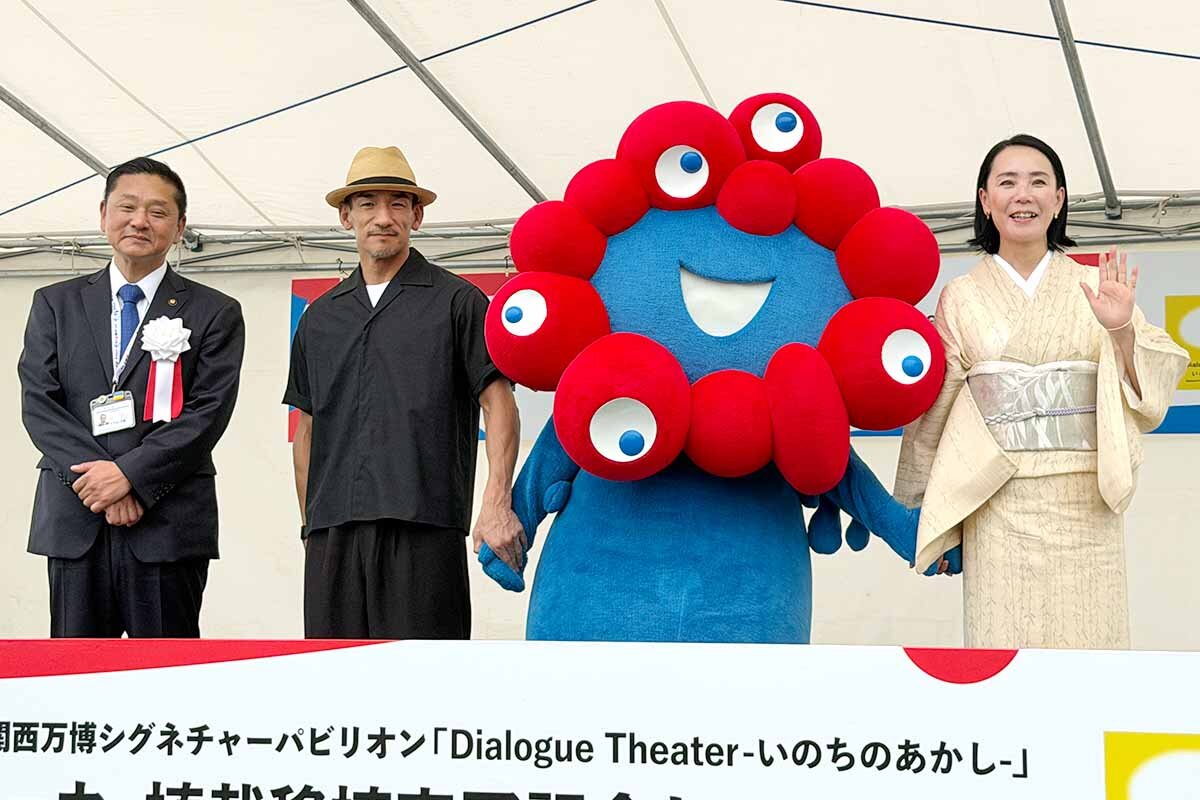 左から泉佐野市の千代松大耕市長、中田英寿氏、ミャクミャク、河瀬直美氏（泉佐野丘陵緑地・2026年6月）