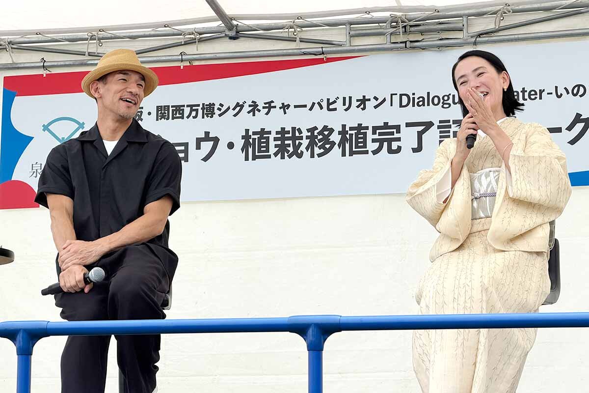 万博会場では「Dialogue Theater – いのちのあかし –」パビリオンも訪れたという中田英寿氏（左）とそのプロデューサーを務めた河瀬直美氏（泉佐野丘陵緑地・2026年6月）