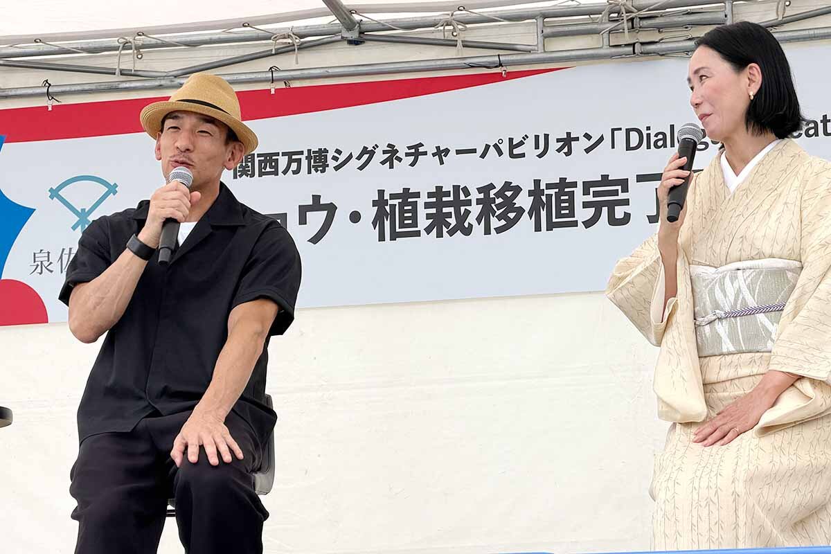 再度泉佐野市への訪問をにおわせた中田英寿氏（左）と河瀬直美氏（泉佐野丘陵緑地・2026年6月）