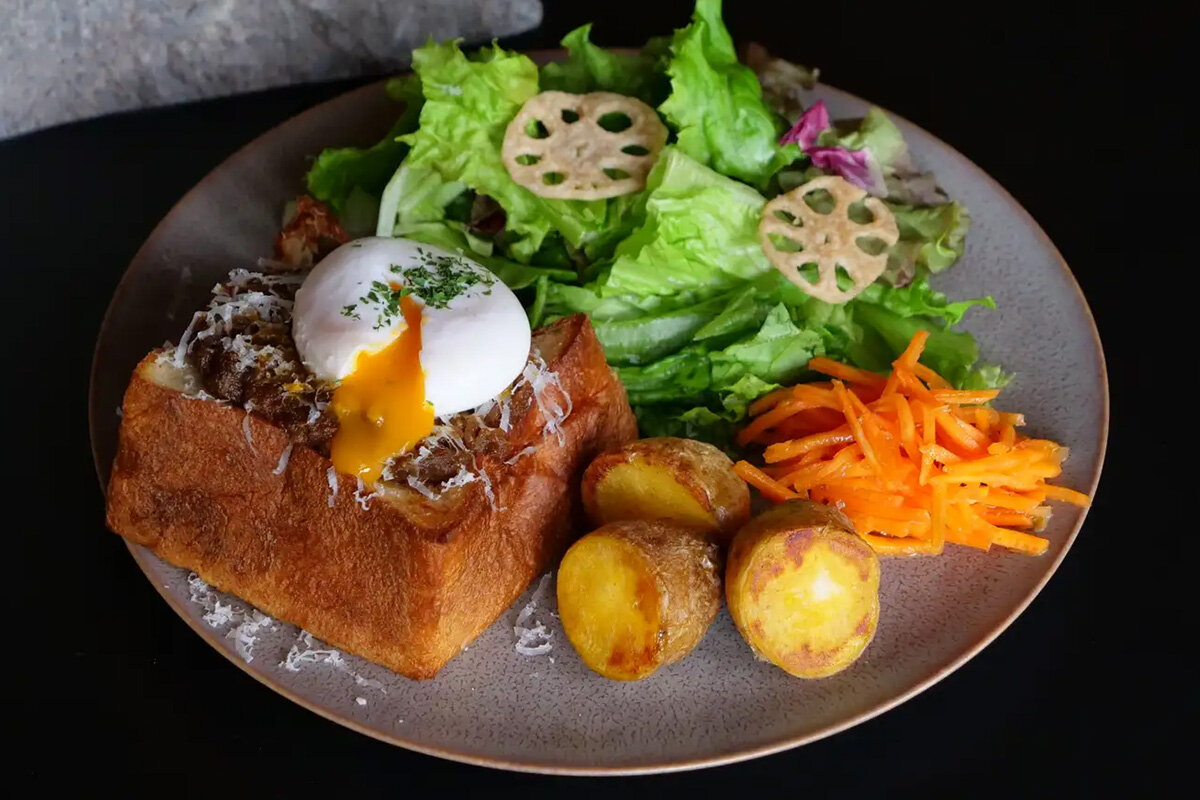 香ばしく焼き上げたトーストに近江牛カレーがのった、滋賀県限定メニュー「自家製近江牛カレームートースト」（価格未定、夕照庵のみ販売）
