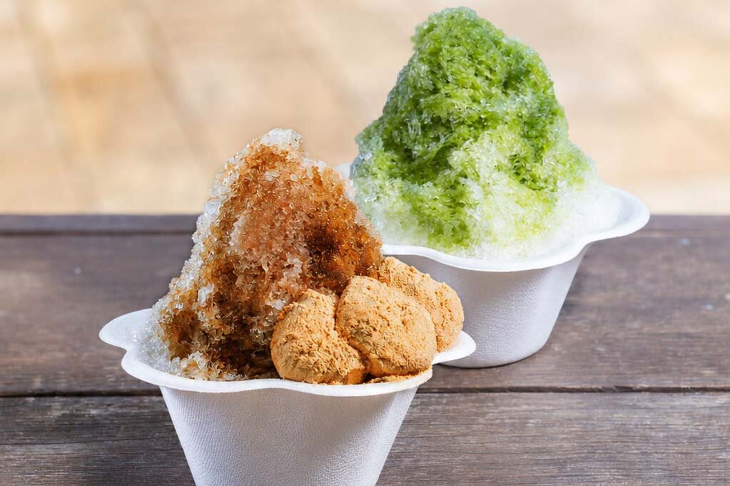 夏限定「わらび餅氷」（手前）と、定番の「赤福氷」（奥）