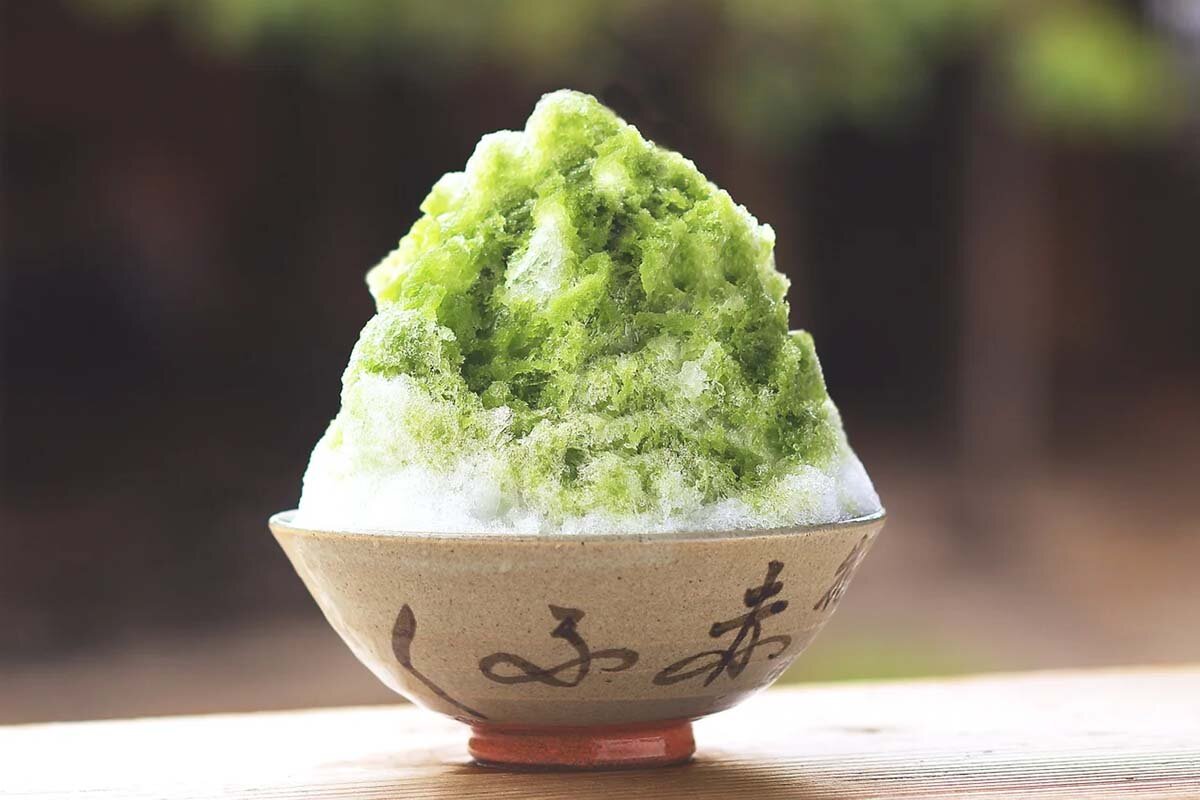 かき氷の中に小豆と餅の入った「赤福氷」