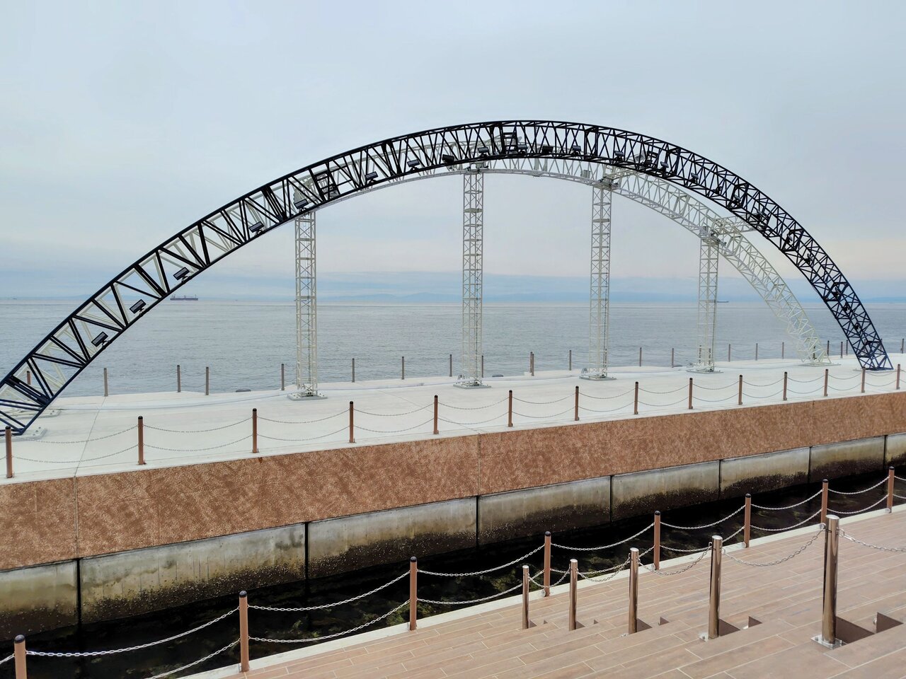 万博のレガシーを活用した常設型の水上アートステージ（６月17日、兵庫県淡路市）