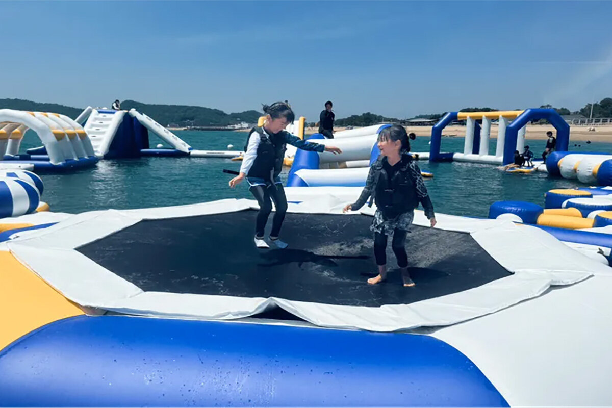海上アスレチック「AQuaLooP（アクアループ）」のトランポリン（2025年開催時の様子）