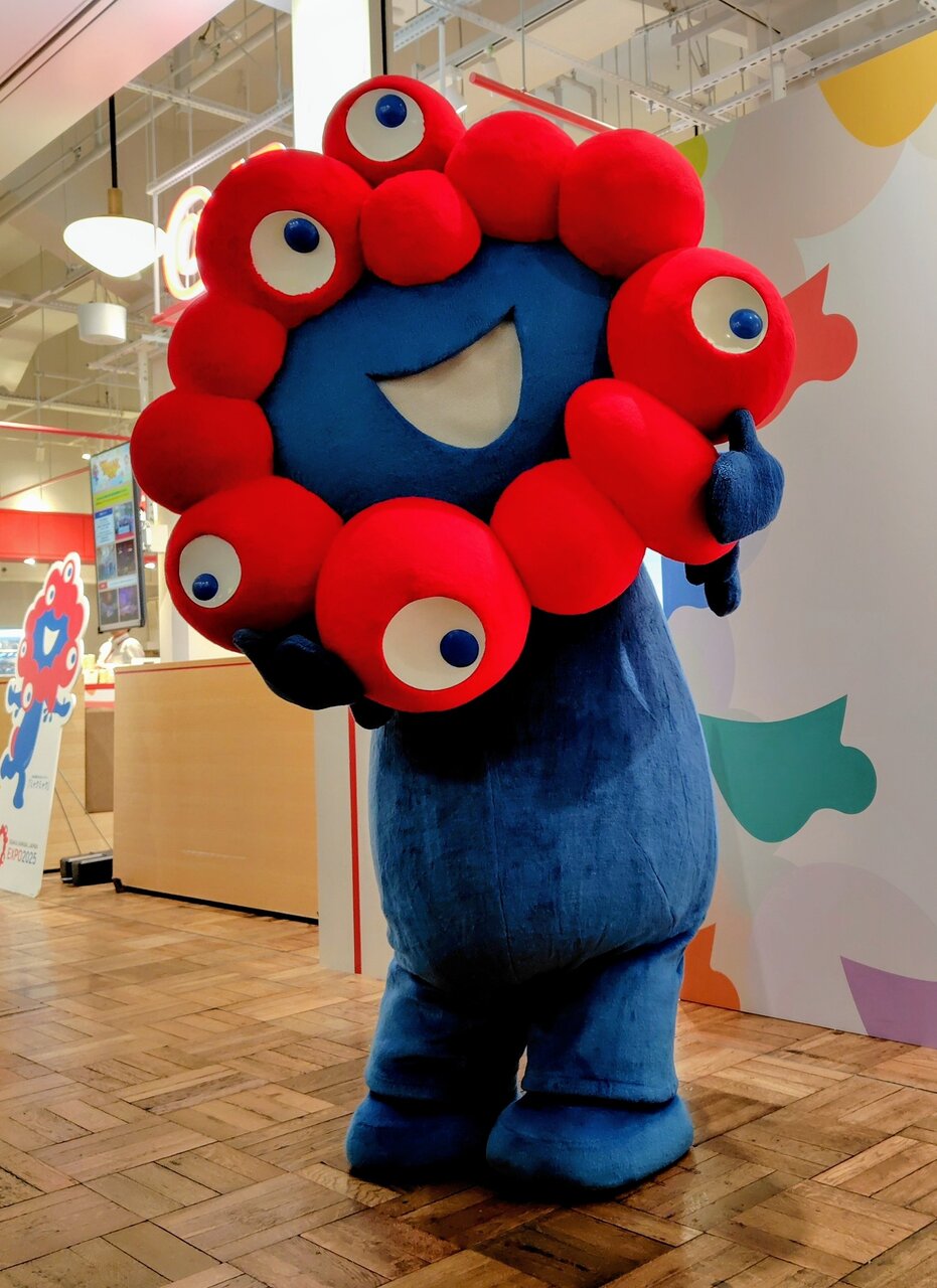 コラボ商品発売日にグリーティングに登場予定のミャクミャク（2026年２月、大阪市北区）