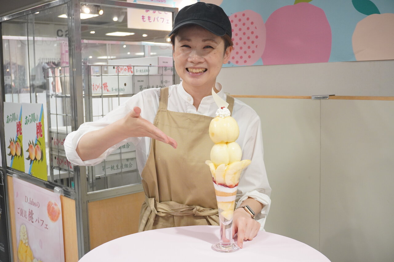 フルーツパーラー「harebare」の「岡山白桃もんげぇーパフェ」（3,980円）
