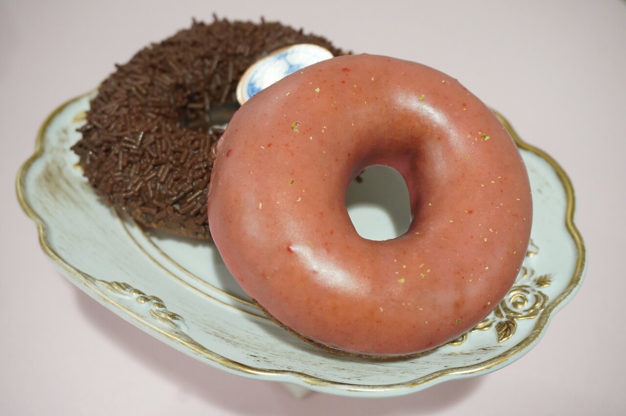甘酸っぱい桃のグレーズをたっぷりまとった「MOMOグレーズド」（391円）
