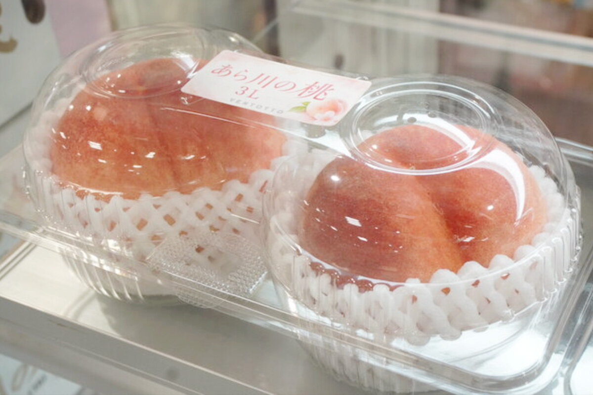 フレッシュな桃の販売もおこなわれている（大阪市阿倍野区）