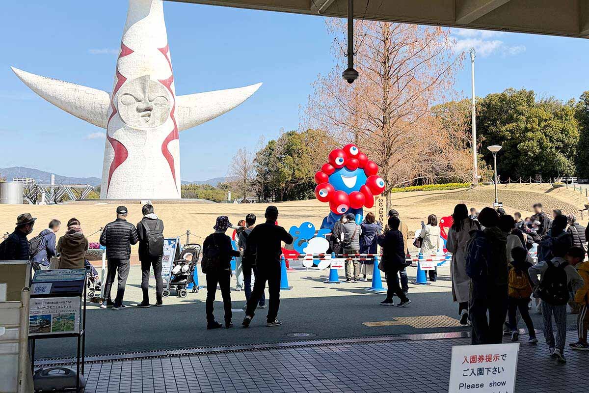 撮影スポットとして人だかりができるほど、衰えを知らないミャクミャク人気（万博記念公園、撮影2026年3月）