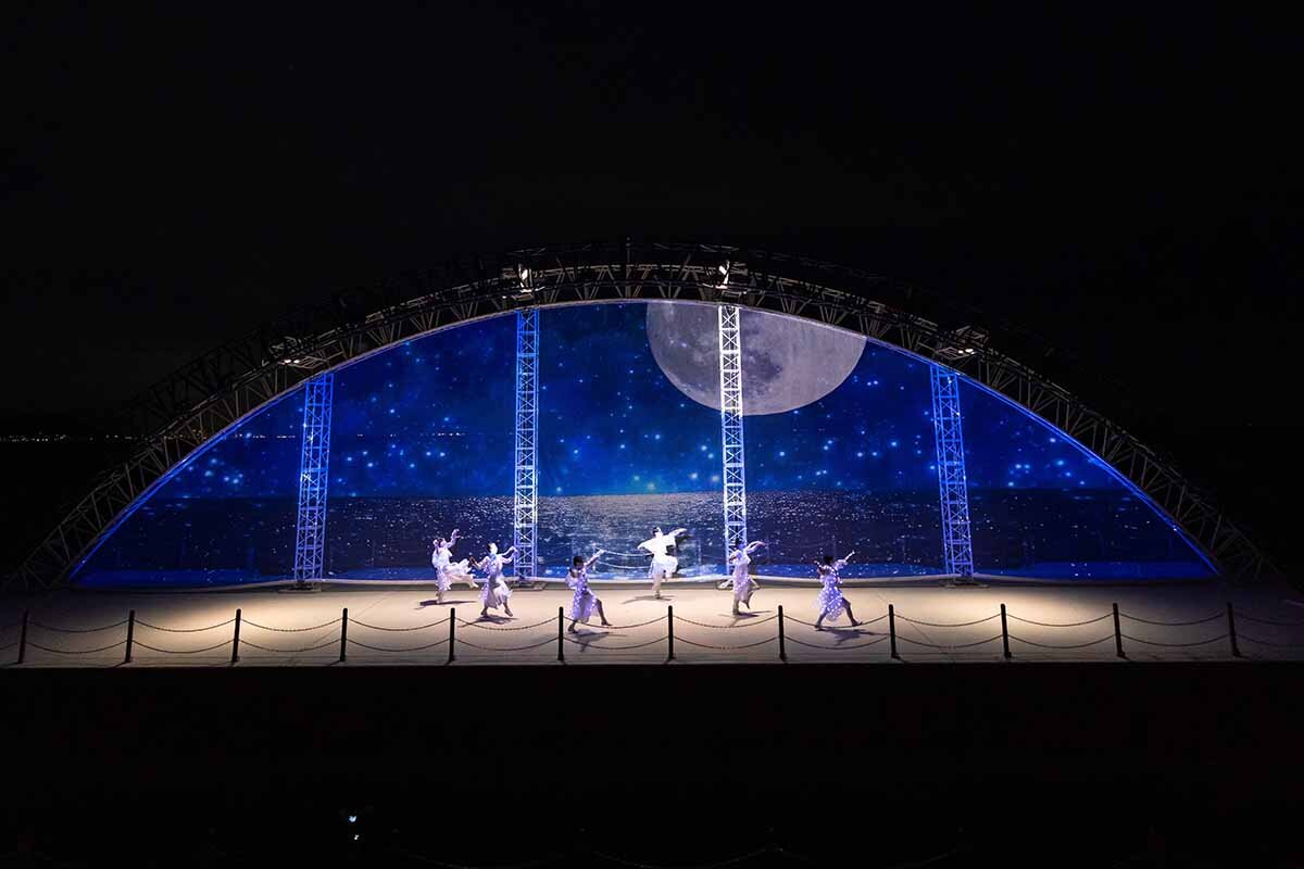 海をバックに「PASONA HARBOR STAGE（パソナ・ハーバー・ステージ）」でパフォーマンスをする様子