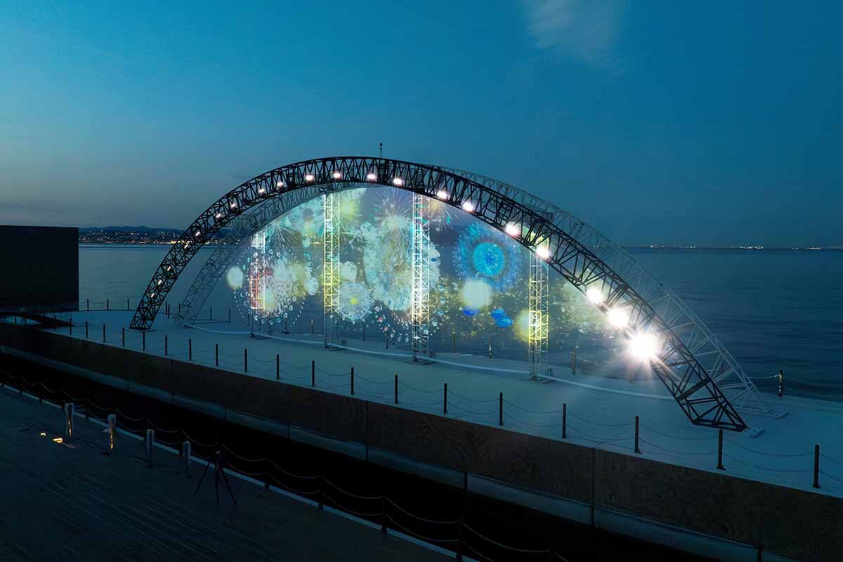 海をバックに迫力ある映像も浮かび上がる「PASONA HARBOR STAGE（パソナ・ハーバー・ステージ）」の様子