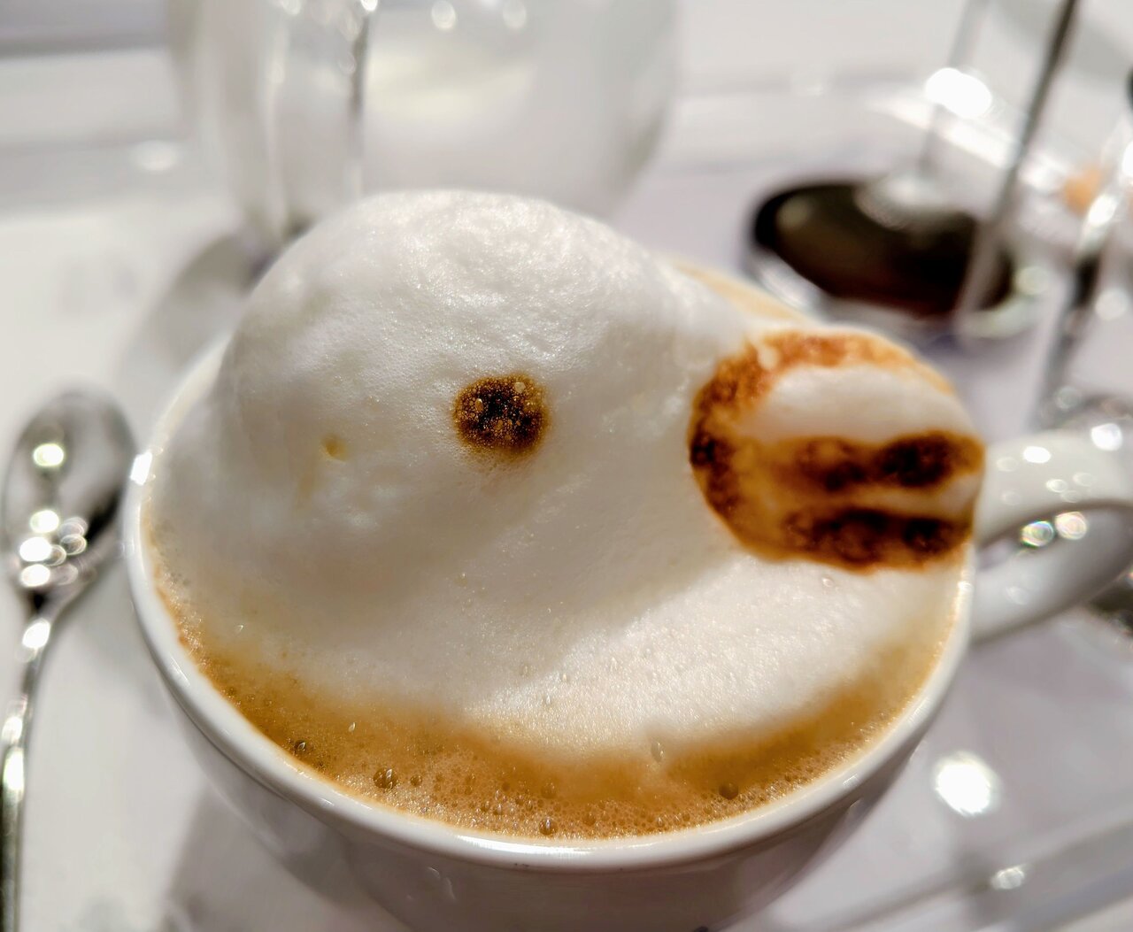 筆者が作った「ハチエモン」３Dラテアート（６月29日、神戸市中央区）