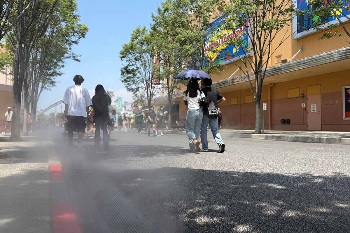植栽が施され、地面からミストが噴き出す並木道「クール・グリーン・ストリート」（ユニバーサル・スタジオ・ジャパン、2026年6月）