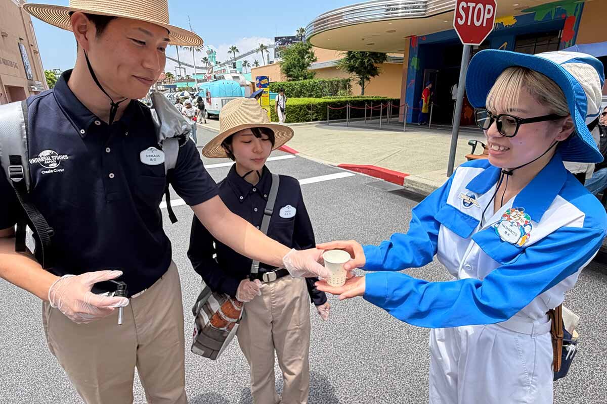 パーク内で働くクルーにも水分や塩分、凍ったおしぼりがオアシス隊から配布される（ユニバーサル・スタジオ・ジャパン、2026年6月）