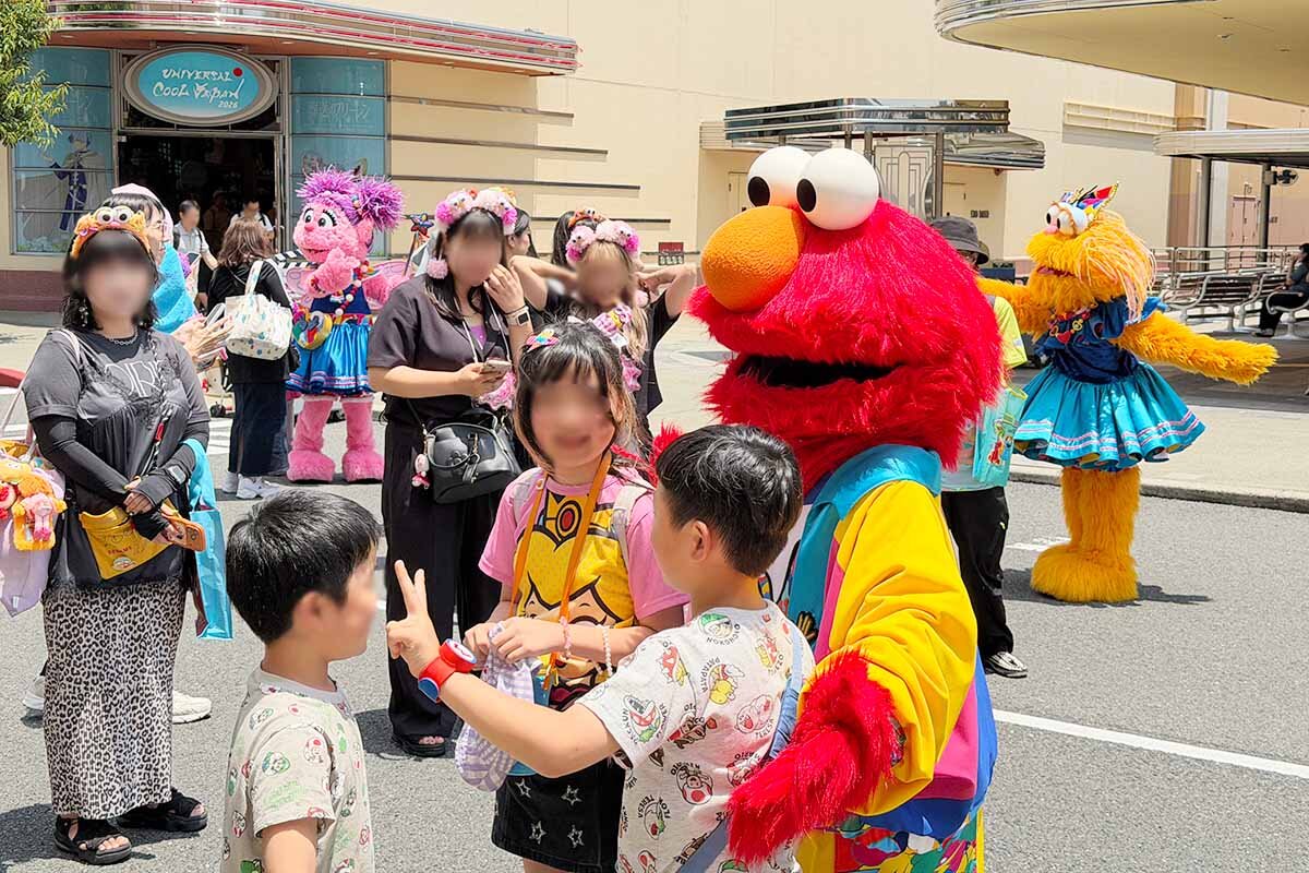 エルモをはじめとするセサミストリートの仲間たちが現れるとすぐに人だかりが（ユニバーサル・スタジオ・ジャパン、2026年6月）