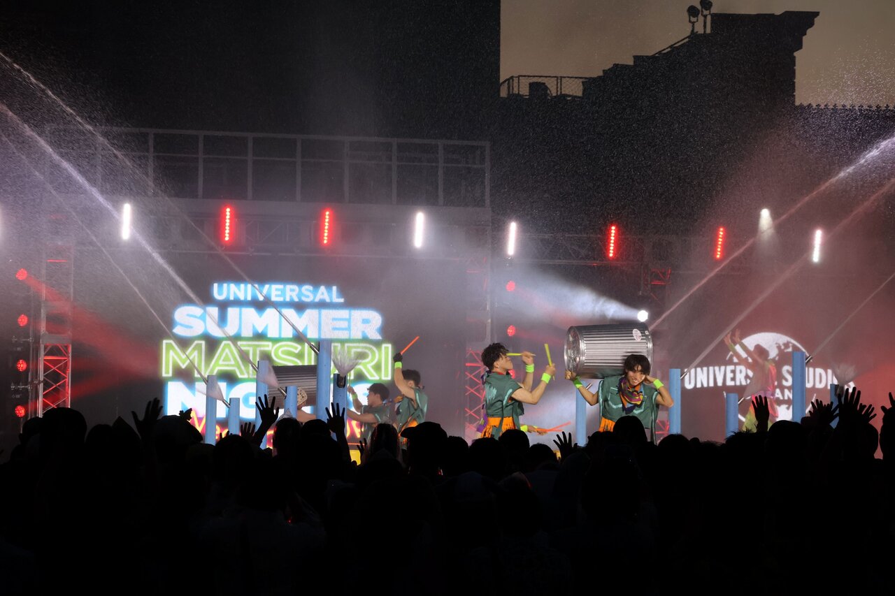 色とりどりのバケツを楽器に、音×水を楽しむリズミカルなショーも（６月29日、USJ）