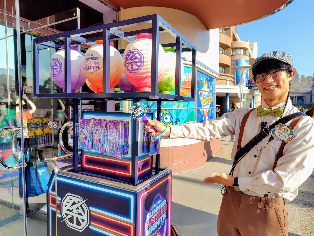 「光るうちわ」などの発光グッズ（６月29日、USJ）