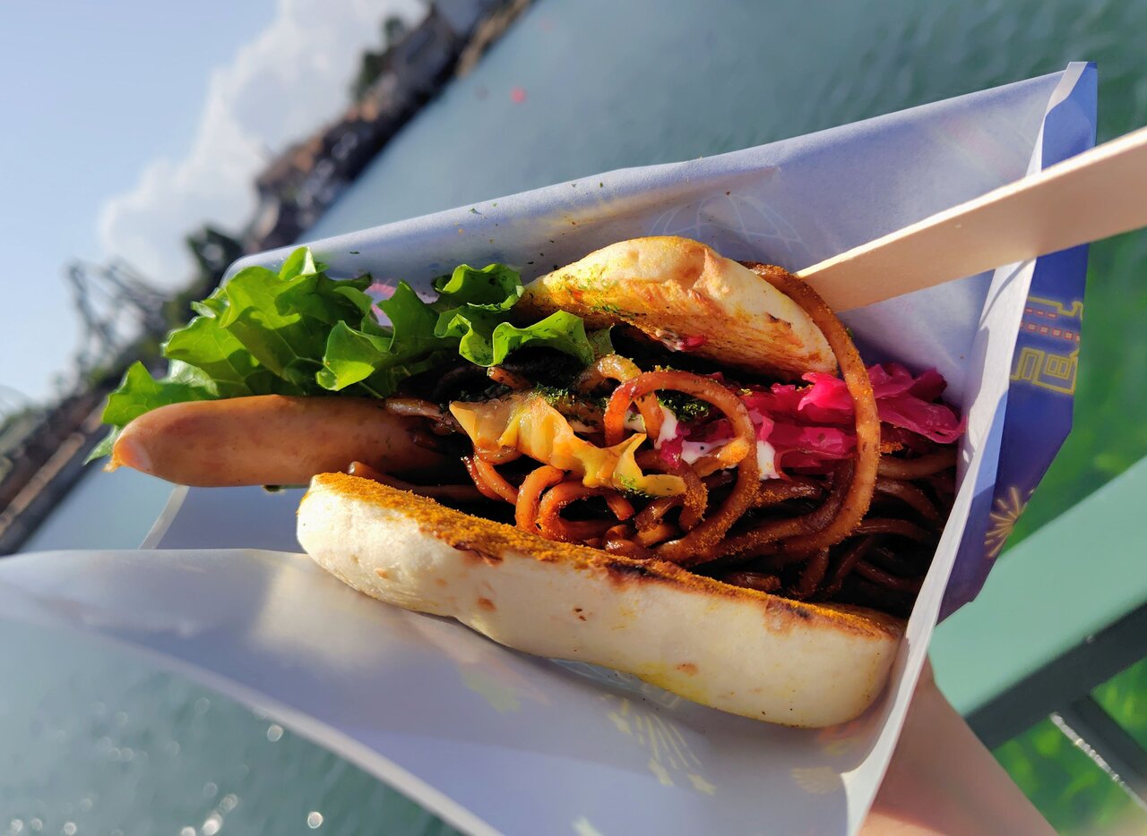 夏限定メニュー「カレーナン!? 焼きそばドッグ」（６月29日、USJ）