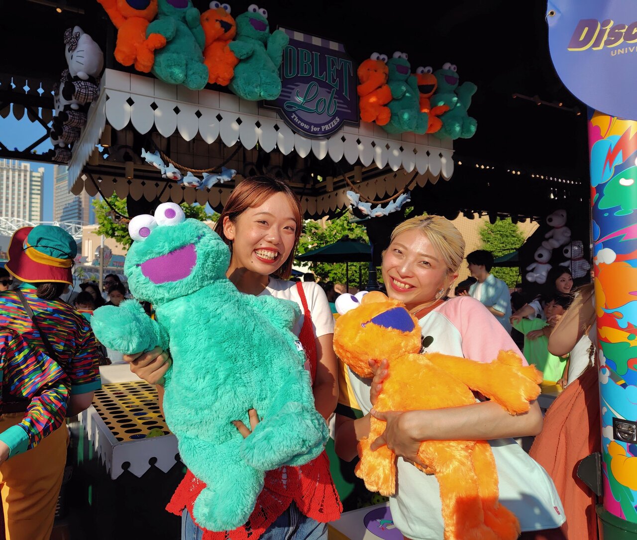 カーニバルゲームに新登場したネオンカラーのエルモとクッキーモンスター（６月29日、USJ）