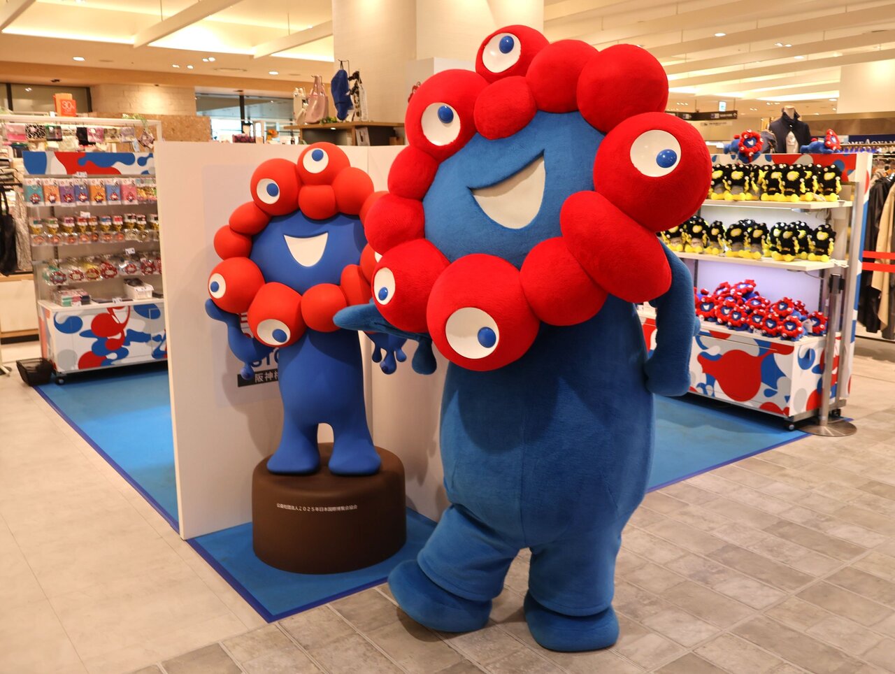 店内でポーズをとるミャクミャク（６月30日、大阪市北区）