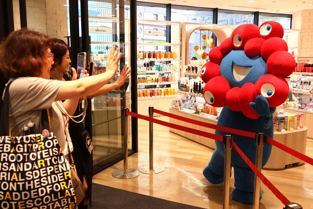 ファンをサプライズでお出迎えするミャクミャク（６月30日、大阪市北区）