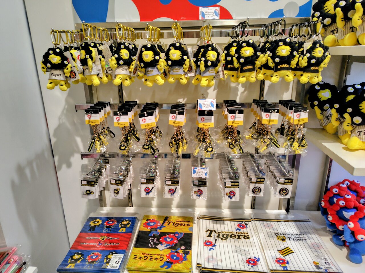 “タイガースカラー”に変身したミャクミャクグッズがずらり（６月30日、大阪市北区）