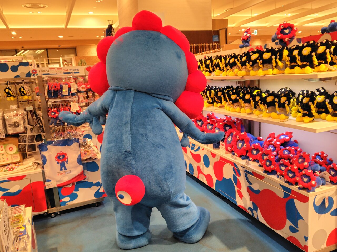 後ろ姿がかわいいミャクミャク（６月30日、大阪市北区）