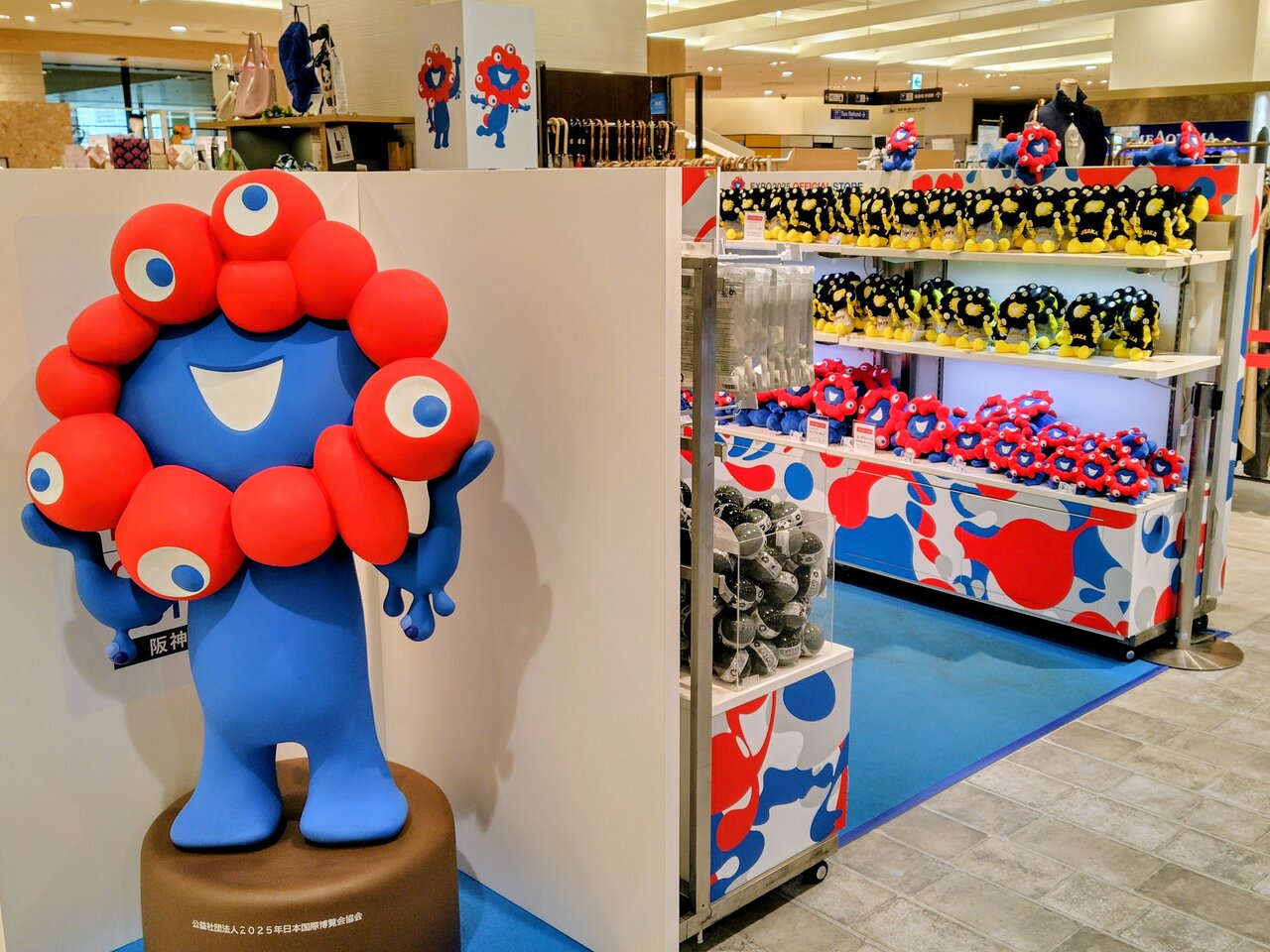 「EXPO2025 オフィシャルストア阪神梅田本店」（６月30日、大阪市北区）