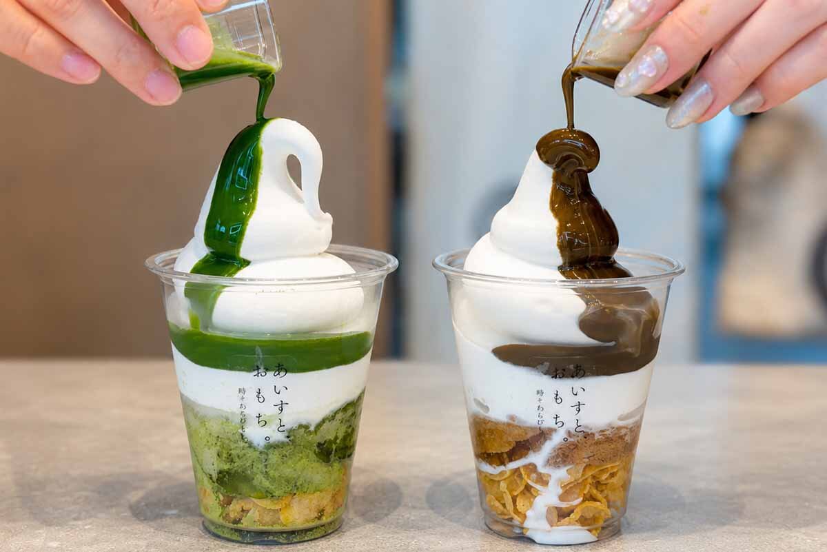 左から「とろり天使のわらびもち 天神橋本店」の「生わらびもち入りアイス ほうじ茶」と「〜抹茶」