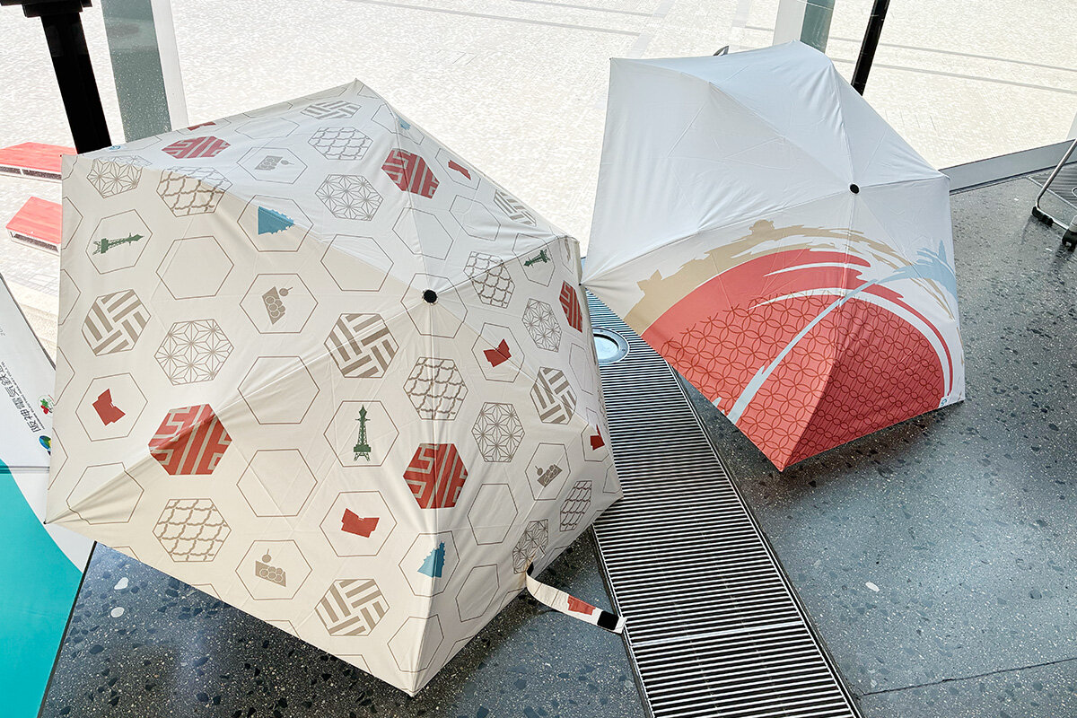 アンケート調査で採用された大阪オリジナルデザイン「晴雨兼用の折りたたみ和傘」（30本限定）