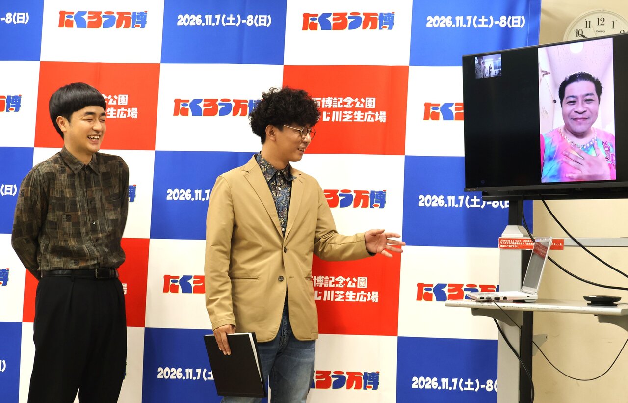 劇場型パビリオン「表現の表現館」で２日間にわたり単独パフォーマンスを披露する守屋日和さん（右）（７月３日、大阪市中央区）