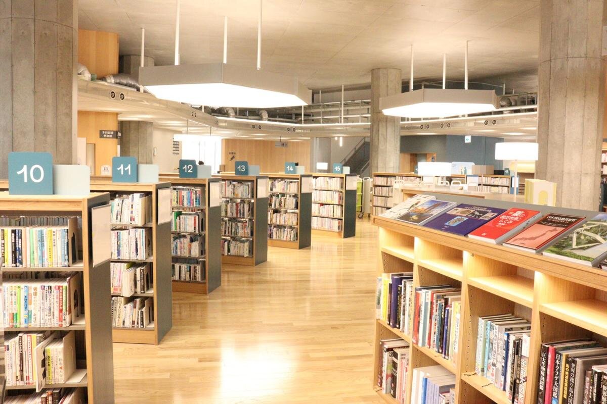 多面形の図書館は、館内も自然にカーブしています「神戸市立垂水図書館」（神戸市垂水区）