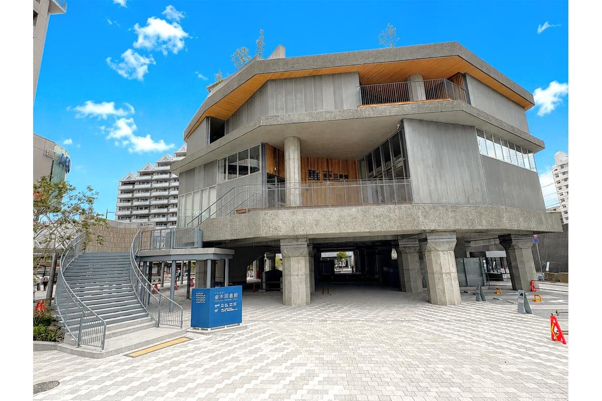 全ての面が正面になる外観です「神戸市立垂水図書館」（神戸市垂水区）