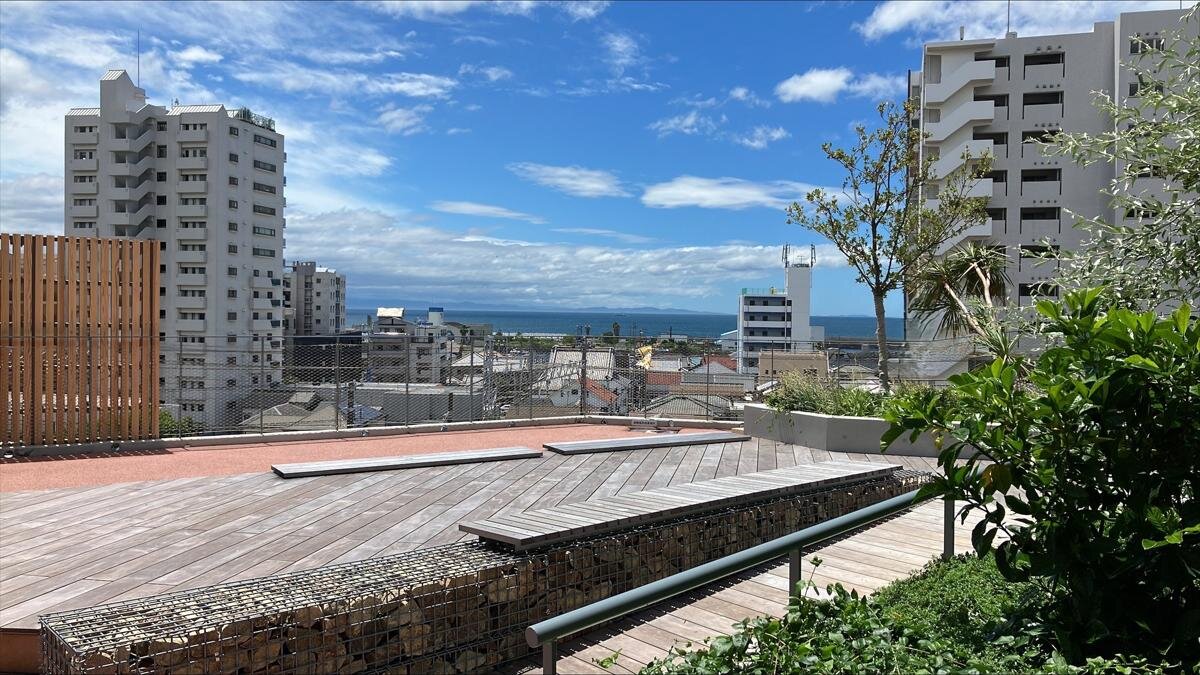 屋上から海も望めます「神戸市立垂水図書館」（神戸市垂水区）